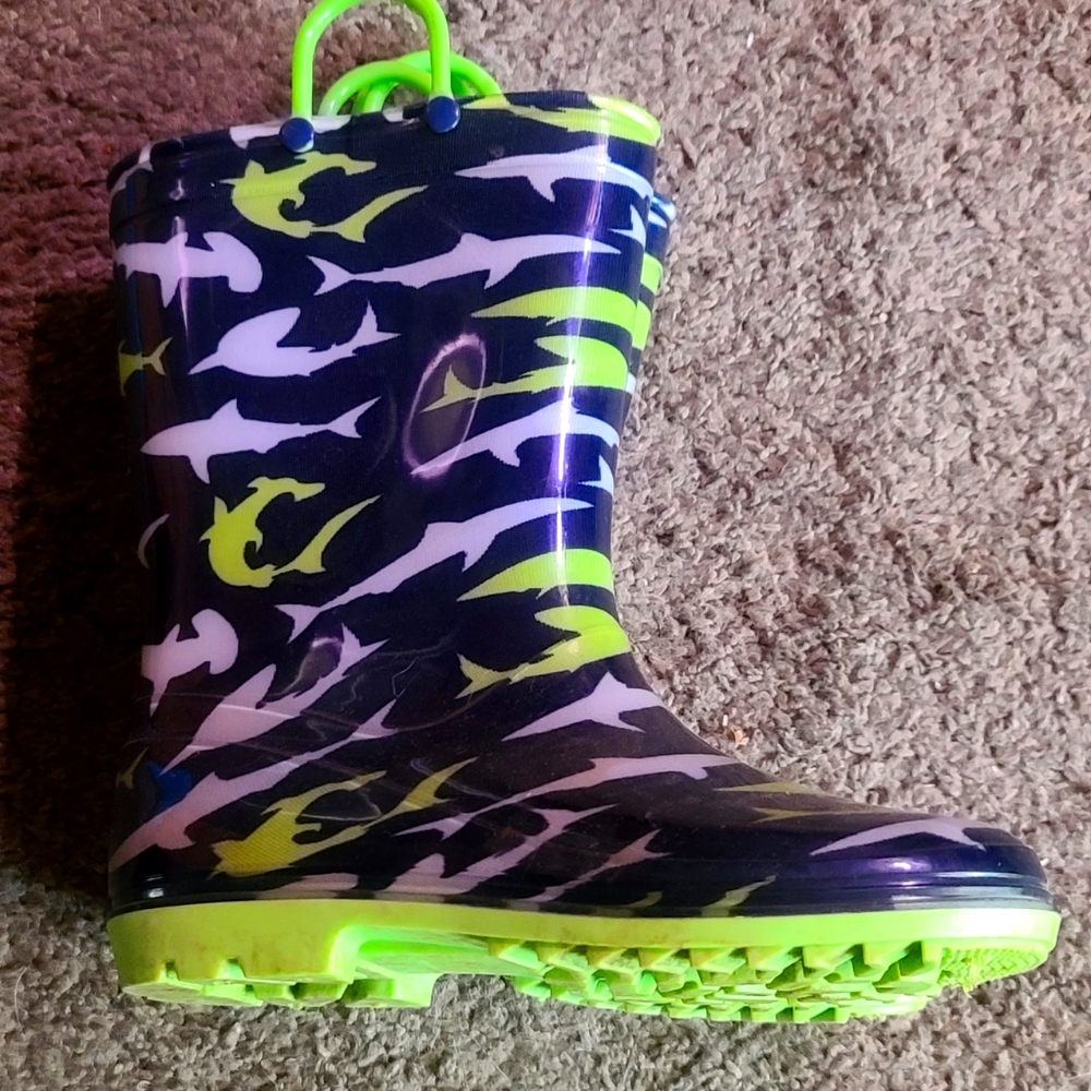 Adorable green & black shark goloshes sz 3